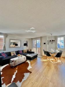 uma sala de estar com um sofá e uma mesa em Apartment Di Lembah em Wiler
