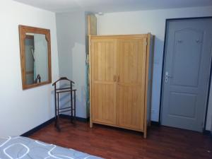 a bedroom with a closet and a mirror and a ladder at LES HERISSONS in Étricourt-Manancourt