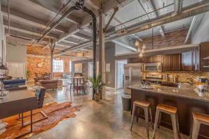 a large loft with a kitchen and a living room at Detroit Skyline Luxe Loft 2-Bedroom w/2 Fireplaces in Detroit