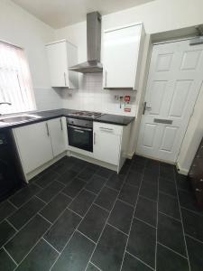 Dapur atau dapur kecil di Salford Ark Comfort Stays near Salford Royal and Trafford Centre