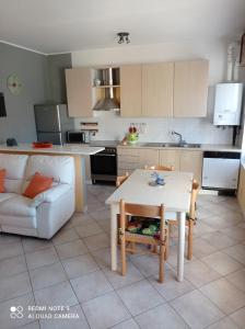 een woonkamer met een tafel en een keuken bij Da nonna Pina in Cossogno