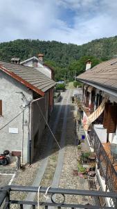 einen Blick über eine Straße in einer Stadt mit Gebäuden in der Unterkunft Da nonna Pina in Cossogno