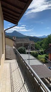 een balkon met uitzicht op de bergen bij Da nonna Pina in Cossogno