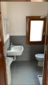 ein Bad mit einem Waschbecken und einem WC in der Unterkunft Da nonna Pina in Cossogno