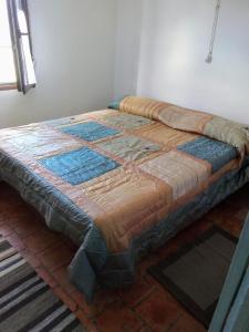 un letto posto in cima a un pavimento in mattoni di Al Mostarolo a Berceto
