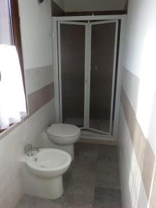 un bagno con un water e un lavandino di Al Mostarolo a Berceto