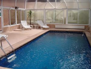 Bazén v ubytování Hotel Diego De Almagro Talca nebo v jeho okolí