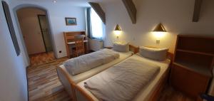 una camera con due letti in una stanza con finestra di Hotel zur Krone a Hameln