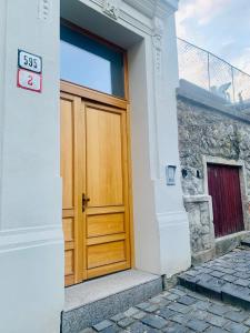 Fotografia z galérie ubytovania BL - The Penthouse, 24hr Self Check-in, 2 Bedrooms, Fireplace, AC, Panoramic View from main Balcony, 3-minute walk to City Center v Banskej Bystrici