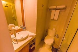 Koupelna v ubytování Hariston Hotel & Suites, Pluit - Jakarta