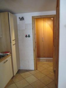 uma cozinha com uma porta que dá acesso a uma cozinha com piso em azulejo em MonoZuino em Gaby