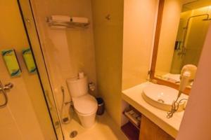 Koupelna v ubytování Hariston Hotel & Suites, Pluit - Jakarta