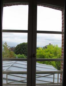 una ventana abierta con vistas a un techo en La Maison De Lucie, en Honfleur