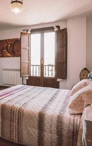a bedroom with a large bed and a window at Mar de viñas in San Asensio