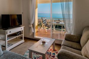 sala de estar con vistas al océano en APARTAMENTO EN PRIMERISIMA LINEA DE PLAYA n 10, en Playa de Xeraco