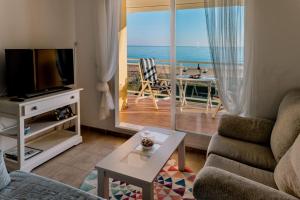 Televízia a/alebo spoločenská miestnosť v ubytovaní PRIMERISIMA LINES DE PLAYA AP10 apartamento