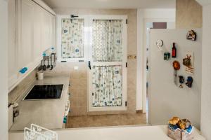 Kuchyňa alebo kuchynka v ubytovaní PRIMERISIMA LINES DE PLAYA AP10 apartamento