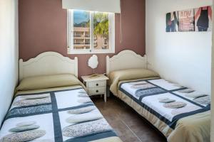 Posteľ alebo postele v izbe v ubytovaní PRIMERISIMA LINES DE PLAYA AP10 apartamento + 28 fotografií