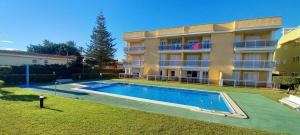 Bazén v ubytovaní PRIMERISIMA LINES DE PLAYA AP10 apartamento alebo v jeho blízkosti
