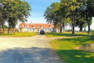 una casa con un coche aparcado delante de ella en gite du château, en Saint-Samson