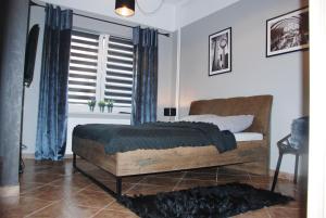 札維爾切的住宿－Kryjówka Męża，一间卧室配有床和蓝色窗帘的窗户