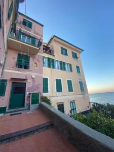 - une vue sur un bâtiment avec l'océan en arrière-plan dans l'établissement Mare&Focaccia, à Gênes