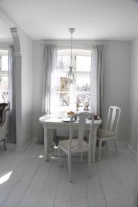 a white dining room with a white table and chairs at SCHLEI LIEBE in Arnis