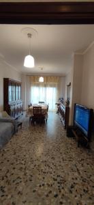 un ampio soggiorno con TV e tavolo di Sweet home in Ostia a Lido di Ostia