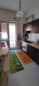 una cucina con tappeto verde sul pavimento di Sweet home in Ostia a Lido di Ostia
