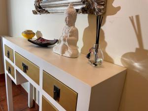 une statue blanche assise au-dessus d'une table dans l'établissement Noja 1ª Linea de Playa (RIS), à Noja 19 autres photos