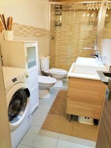 een badkamer met wasmachine en toilet bij Theatron Houses- Centro Storico in Catania