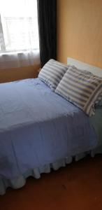 Postel nebo postele na pokoji v ubytování Urenui Beach Bach