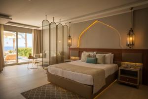 Ліжко або ліжка в номері Sunrise Diamond Beach Resort -Grand Select