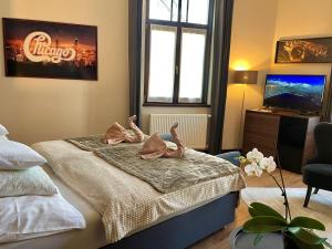 A bed or beds in a room at Chicago Vendégház