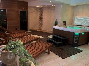 A seating area at Chicago Vendégház