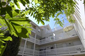 - un grand bâtiment blanc avec des balcons blancs dans l'établissement Lagrange Vacances - Villa d'Este, à Arcachon