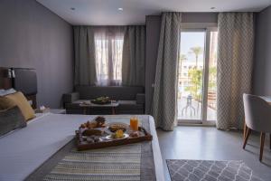 Ліжко або ліжка в номері Sunrise Diamond Beach Resort -Grand Select