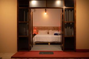 Кровать или кровати в номере Vacanza Mathiveri