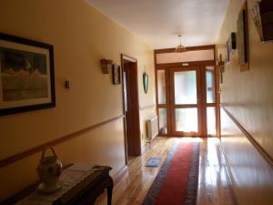 Habitación con pasillo con puerta y alfombra en Rosslare Strand Rooms Only Accommodation, en Rosslare