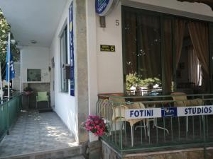 een gebouw met een tafel en stoelen op een balkon bij Hotel Fotini in Kamena Vourla