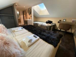1 Schlafzimmer mit 2 Betten und einer großen schwarzen Decke in der Unterkunft Non in Montriond