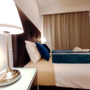 una camera d'albergo con letto con cuscini blu e bianchi di Casa do Rio a Termas de São Pedro do Sul