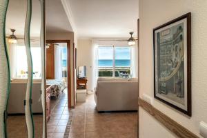Habitación con vistas a un dormitorio y un baño. en APARTAMENTO Nat EN PRIMERA LINEA DE PLAYA, en Playa de Xeraco