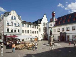 a group of people walking around a courtyard in a building at Stilvolle Altstadtwohnung mit 2 Schlafzimmern in Koblenz
