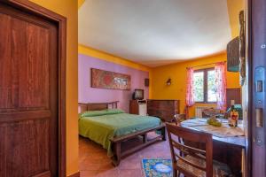 a bedroom with a bed and a table in it at Stenopus Greco Casa per AFFITTI TURISTICI in Santa Flavia