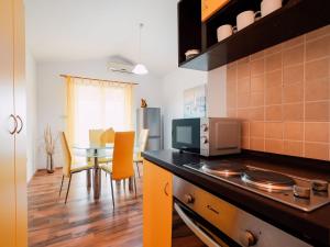 Kuchyňa alebo kuchynka v ubytovaní Lovely apartment with swimming pool