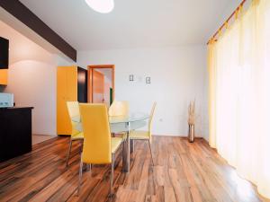 Posedenie v ubytovaní Charming 2-Bed Apartment