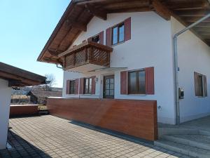 a large white house with a wooden fence at Ferienwohnung Familie Stahl in Seeg