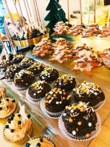 - un bouquet de petits gâteaux assis au-dessus d'une table dans l'établissement Tatra Widok, à Murzasichle