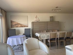- une salle à manger avec une table et des chaises dans l'établissement High in Sky & Seasights f 8@Blankenberge, à Blankenberge